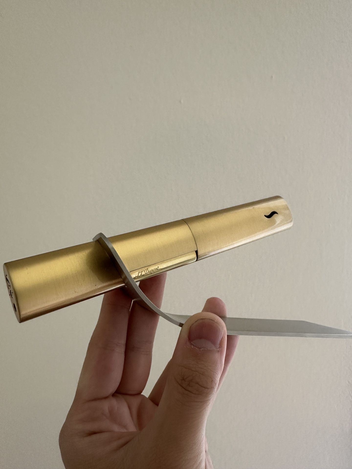 S.T. Dupont BSLE595 Lighter with Stand & Refillable Gas