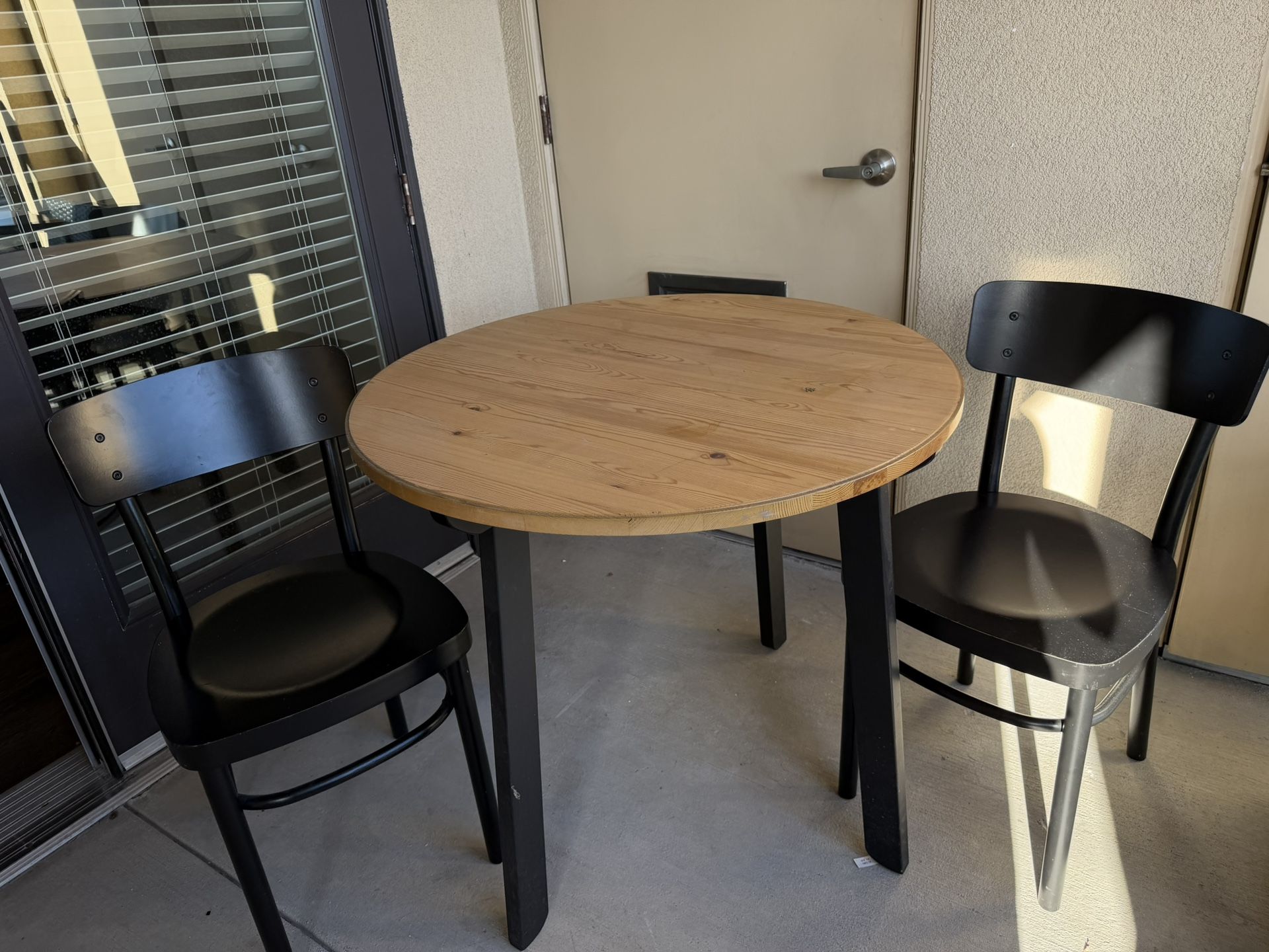 Small Table With Chairs 