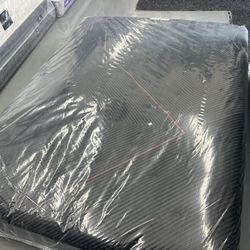 QUEEN SIZE SIMMONS BEAUTYREST BLACK C CLASS (MEDIUM) MATTRESS & BOX SPRING BED SET