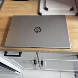 HP LAPTOP COMPUTER (TOUCHSCREEN) 17’ SCREEN 128gb