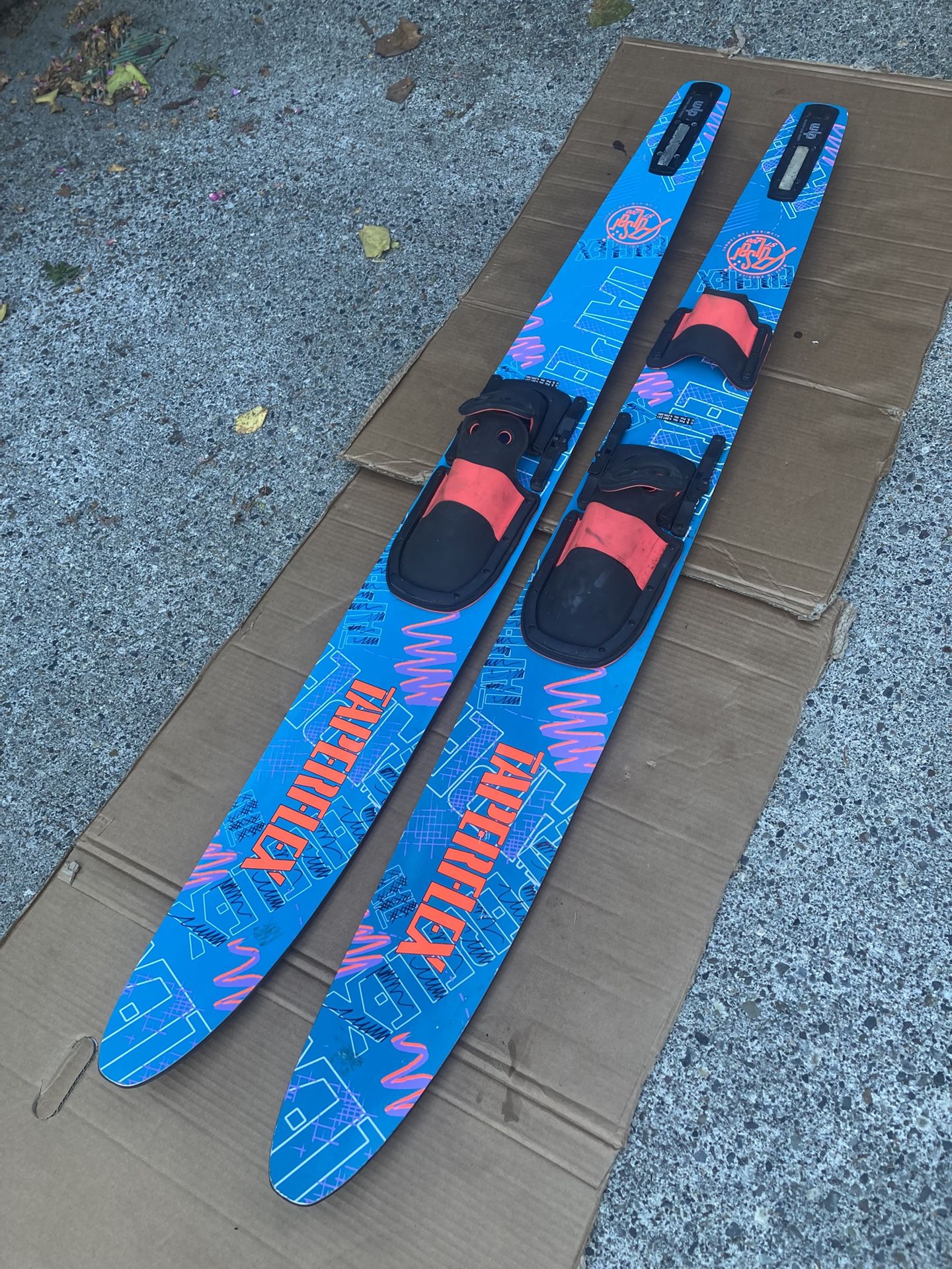 Waterskis
