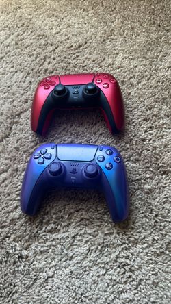 2 PS5 controllers