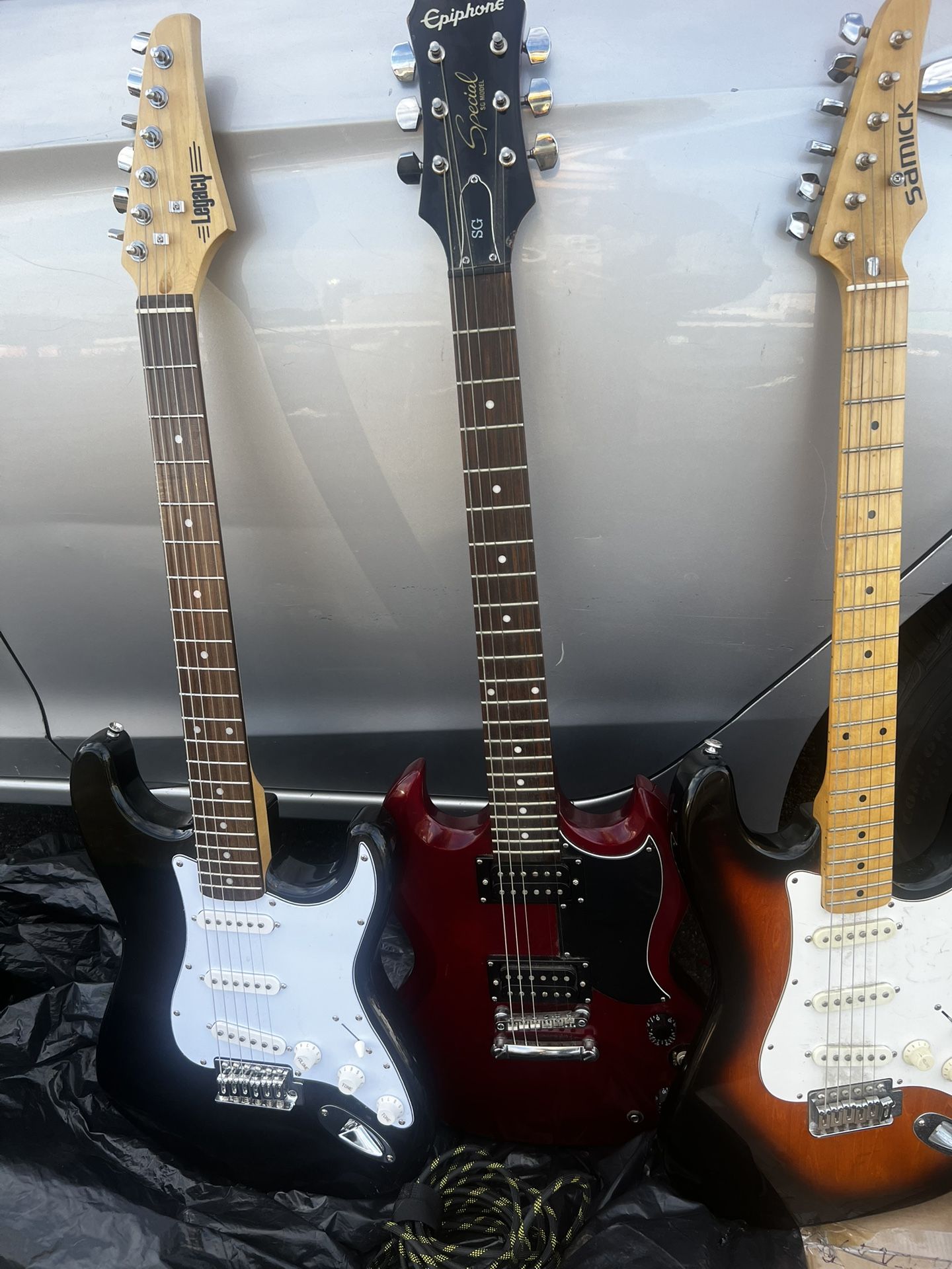 I'm selling 3 guitars for 600