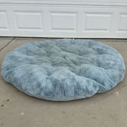 Large Bed for Dog Diameter: 50 inches In good condition Located in North Fontana