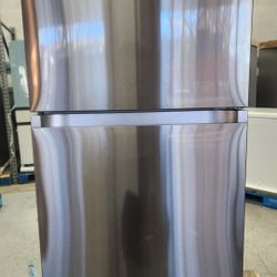 SAMSUNG
17.6-CU FT TOP-FREEZER
REFRIGERATOR WITH ICE MAKER