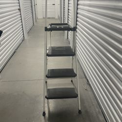 3-step ladder with tray, folding stool with wide non-slip pedal and comfortable grip,