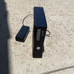 Xbox 360 With 4 Games And 3 Controllers 