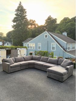 *Free Delivery* Macys Sectional Couch