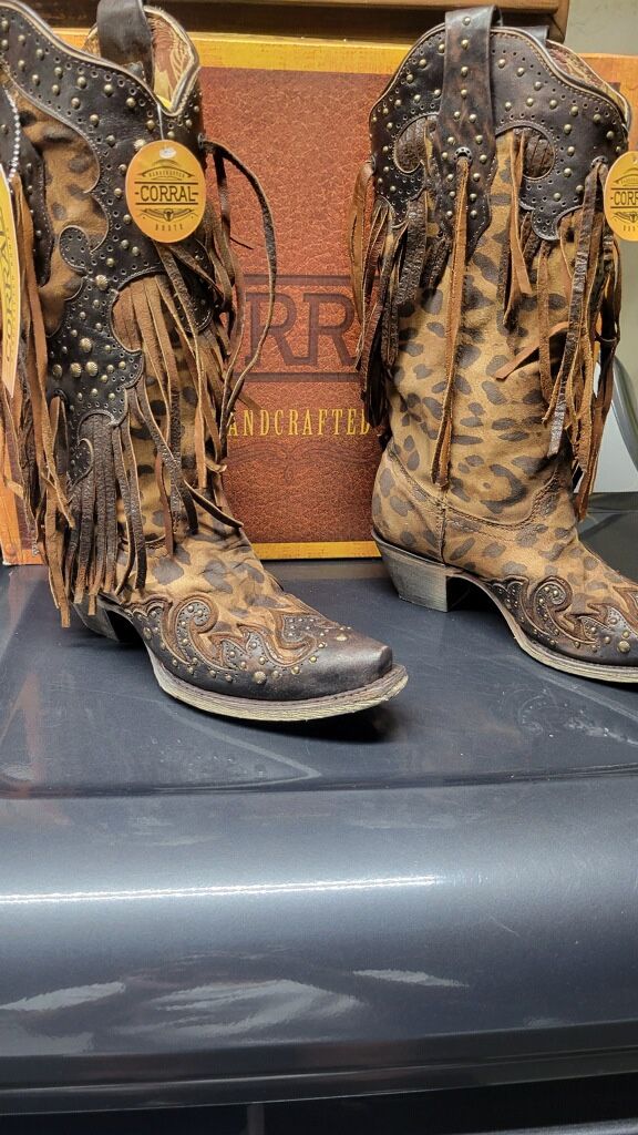 CORRAL WOMEN'S LEOPARD STUD & FRINGE WESTERN BOOTS - SNIP TOE/SIZE 7