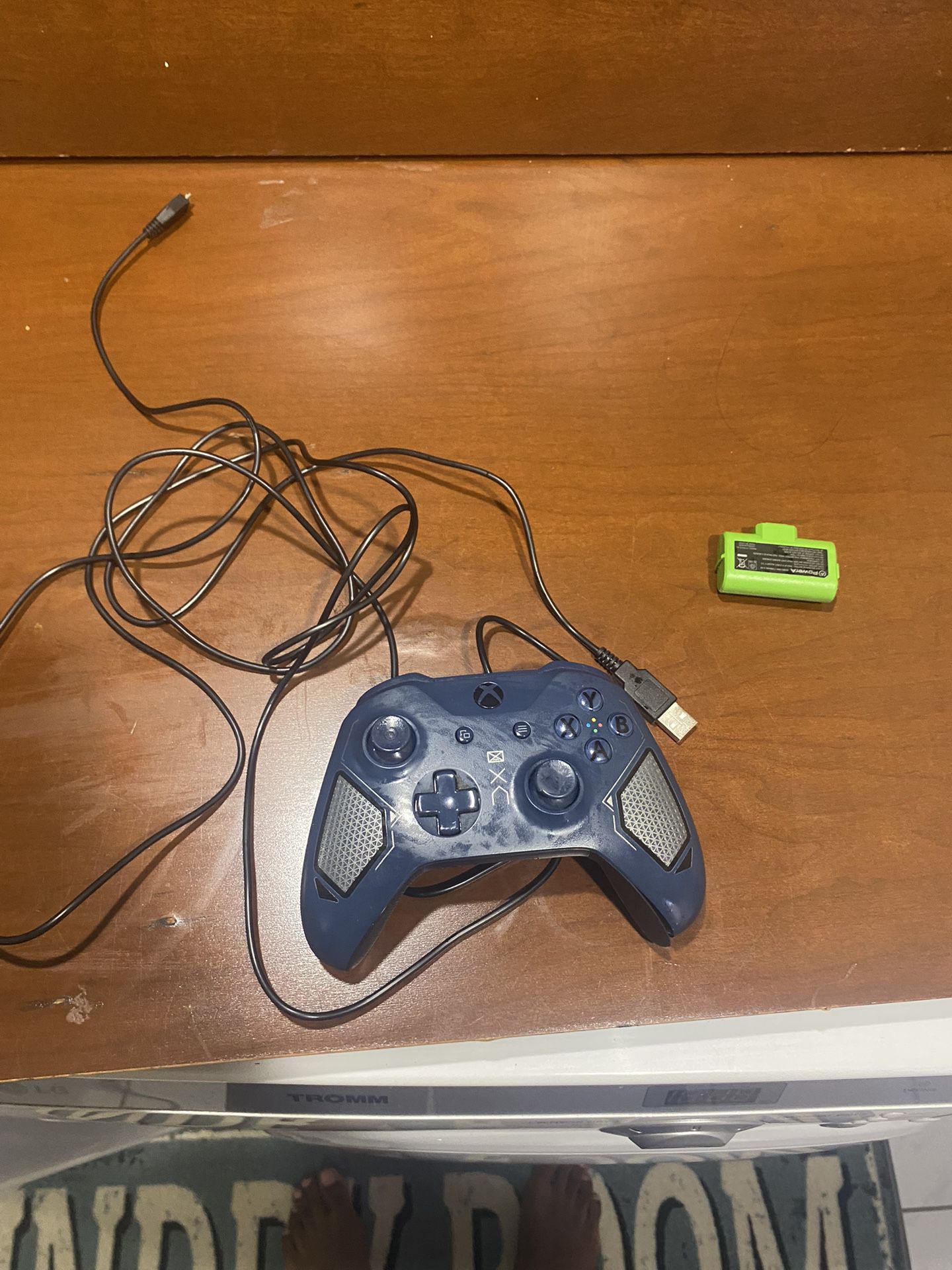 xbox controller with charger and battery 
