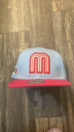 New Era  fitted cap. Sizes     7 3/8.  7 5/8