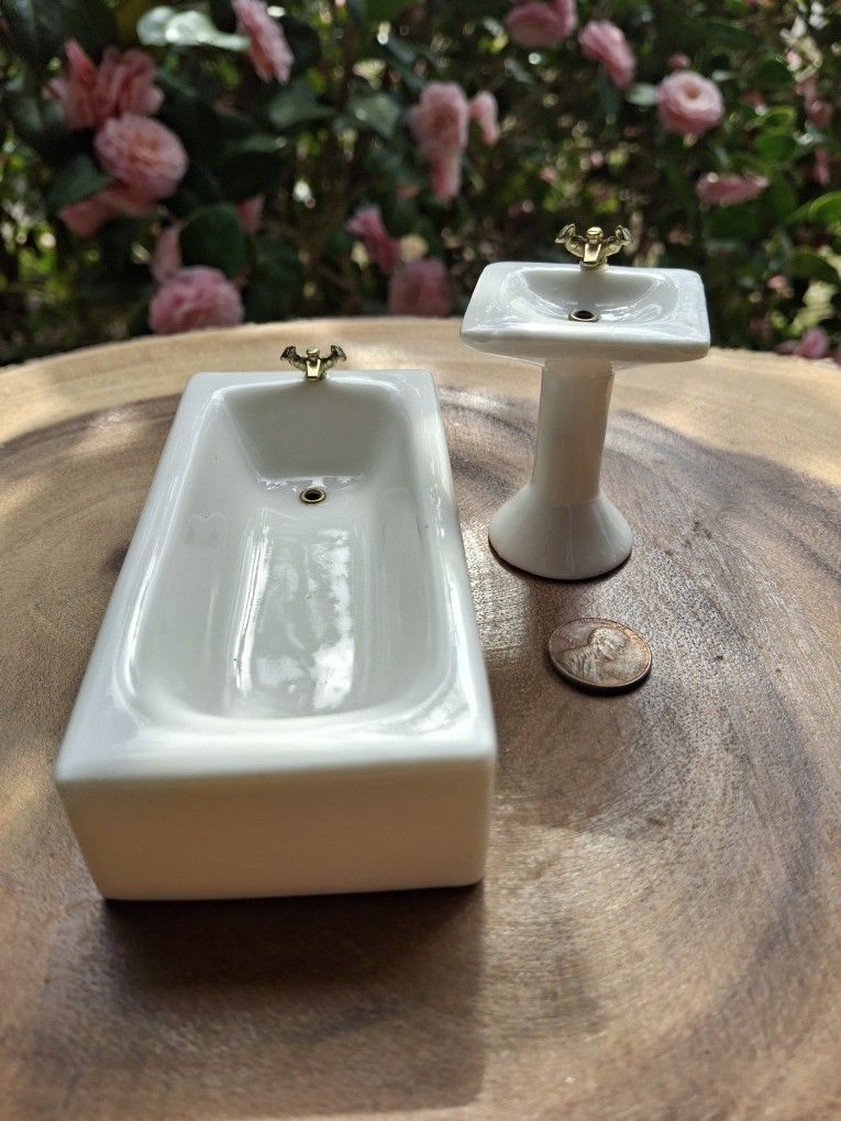 1:12 Scale Vintage Porcelain Tub And Sink