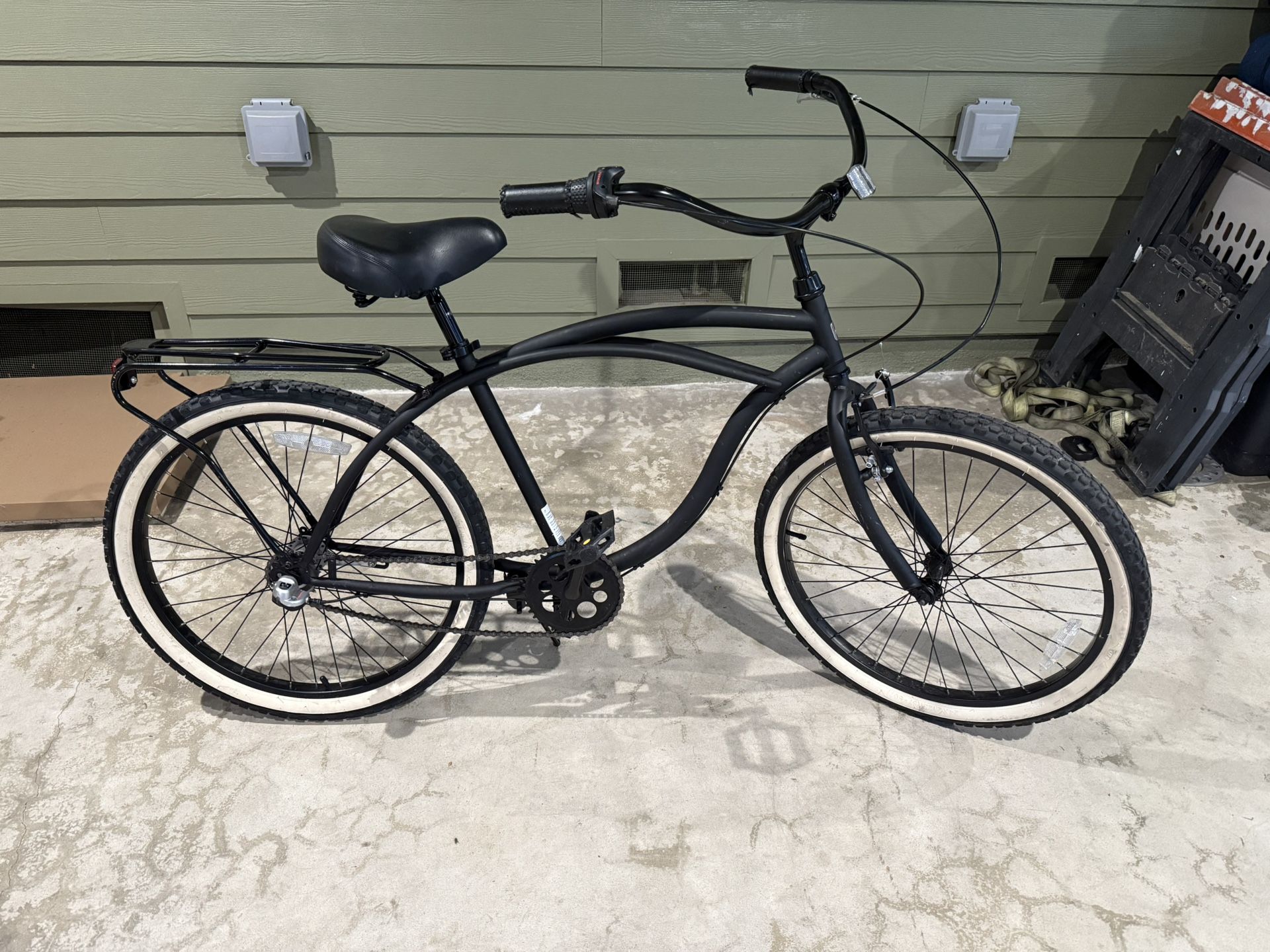 Sixthreezero 24 inch 3 speed beach cruiser with rear rack,great shape retails at $440 with tax