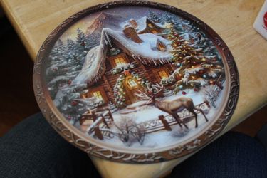 8" Round Winter Cottage w/ Reindeer