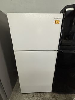 AMANA 28” TOP AND BOTTOM REFRIGERATOR 
