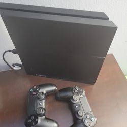 Ps4 With 2 Controllers And Games Installed 