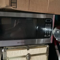 Small Apartment Size Microwave for Sale in Twentynine Palms, CA - OfferUp