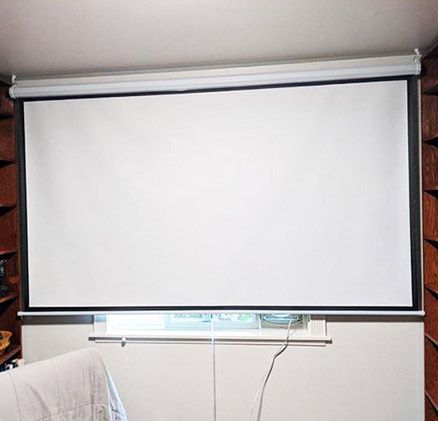 $55 (New in box) Manual 100” 16:9 projector screen manual pull down matte white viewing area: 87x49” 