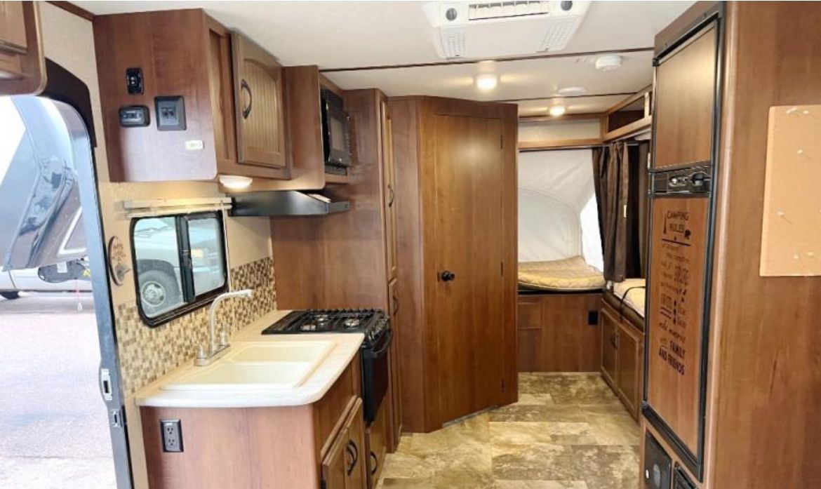 RV Sleeps 8 Jay Feather