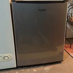 Mini fridge 