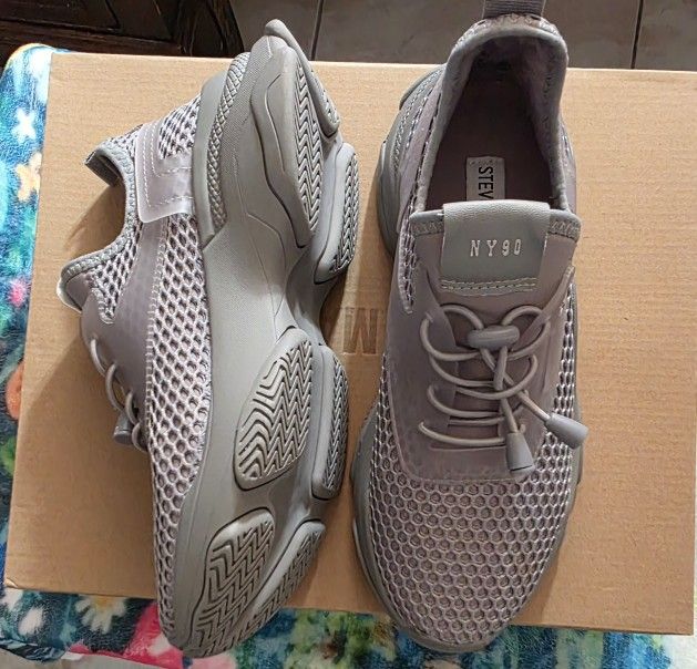 Steve Madden New ! Size 7 Color Gray.