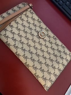 MK wristlet (pockets inside)