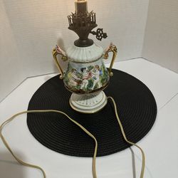 VINTAGE  COLLECTIBLE CAPODIMONTE PORCELAIN LAMP