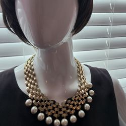 $10.00 - 1970's-1980's Statement Necklace, Choker Style!  Panther Link, Textured Ribbed Gold Tone Bib  with Dangling Large Pearls!  Like New Condition