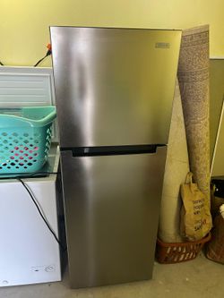 Stainless steel refrigerator with freezer
