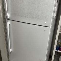 Refrigerator - Insignia - 18.1 Cu Ft. Top with Freezer