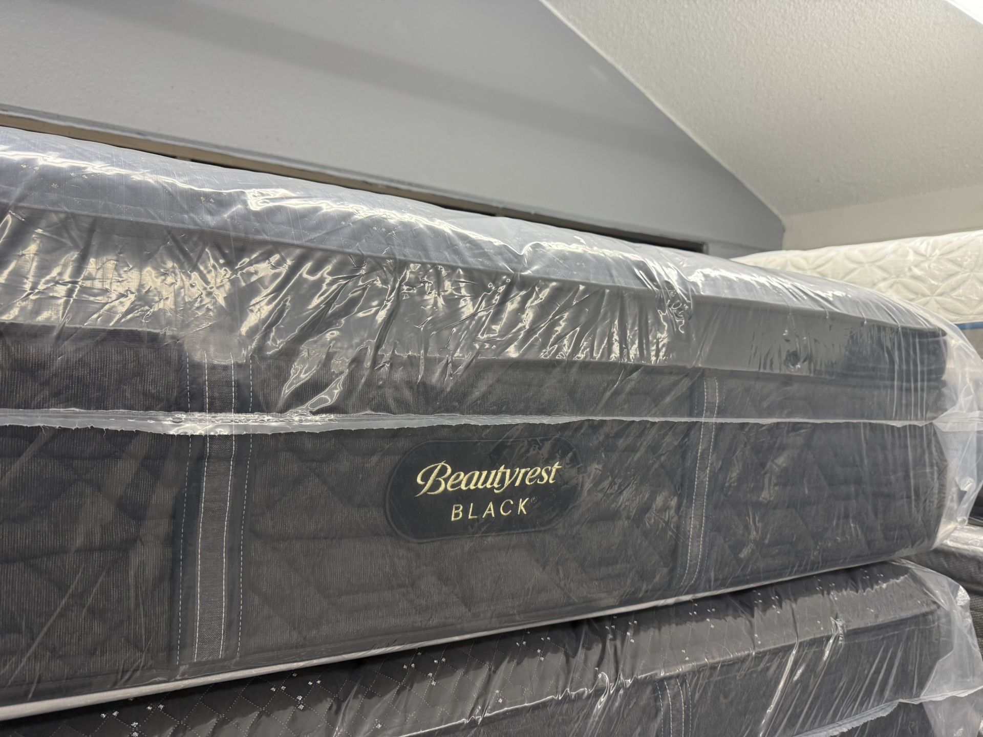 KING SIZE SIMMONS BEAUTYREST BLACK SERIES 4 (MEDIUM) PILLOW TOP MATTRESS &