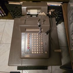 VINTAGE NCR Cash Register with key 
Does not work. It's frozen $65

Pick up in Harlingen, I live near Walmart
Antiques, Telephone, Flags & Collectable