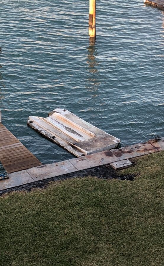 Floating jet ski dock