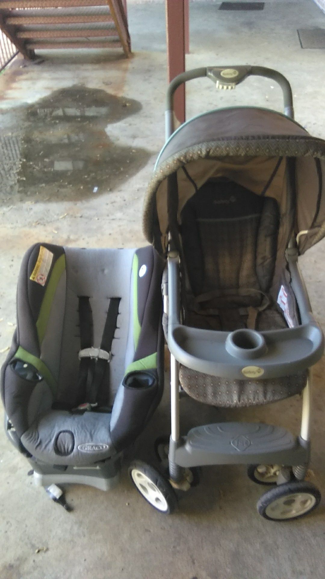 Graco child car seat with 2 cup holders and a safety first child stroller
