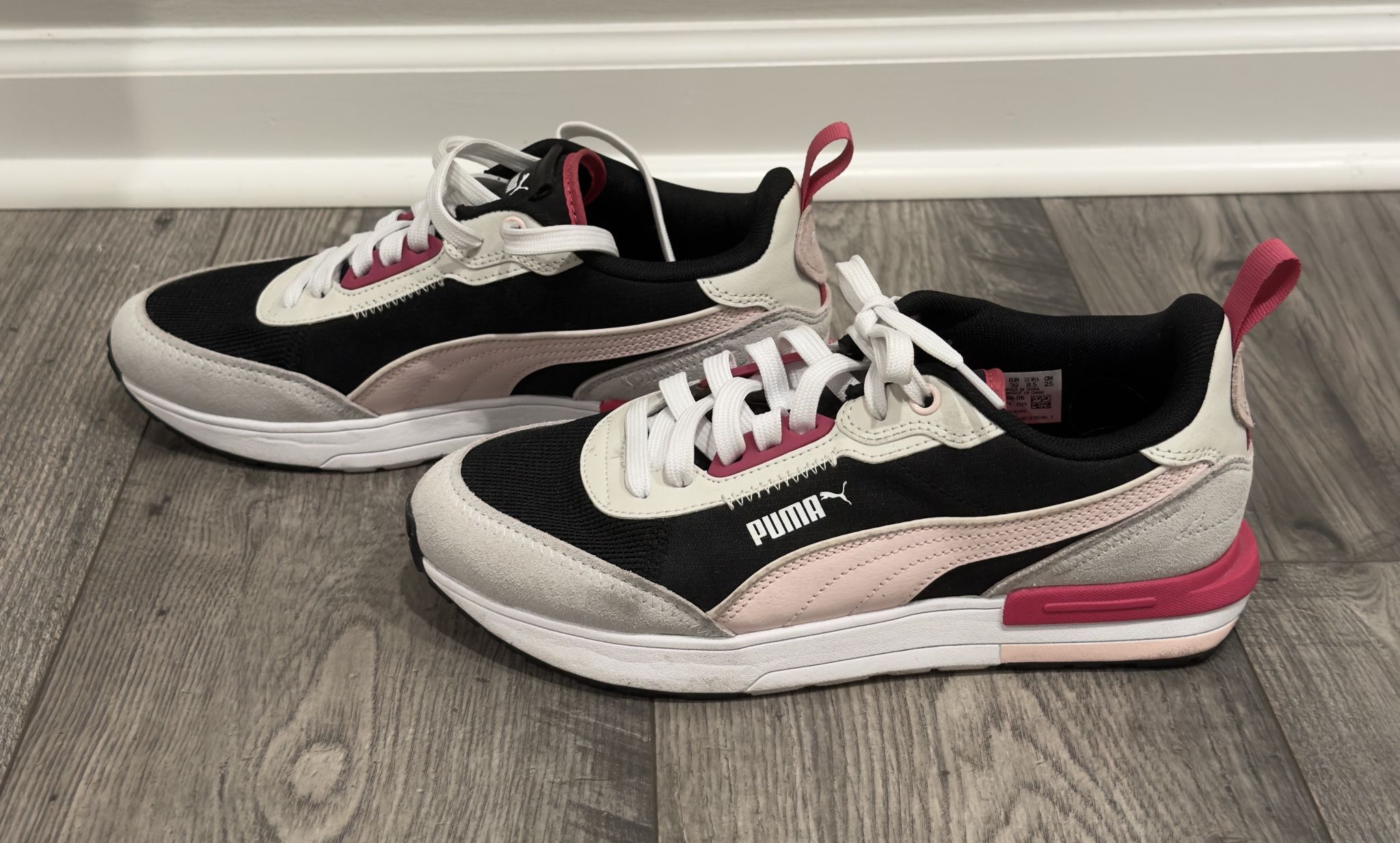 Womens Puma R22 Black Chalk Pink Sneakers Size 8.5
