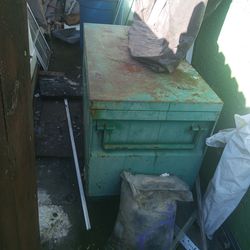 Caja para herramientas con algunas cosas adentro 2x2x4