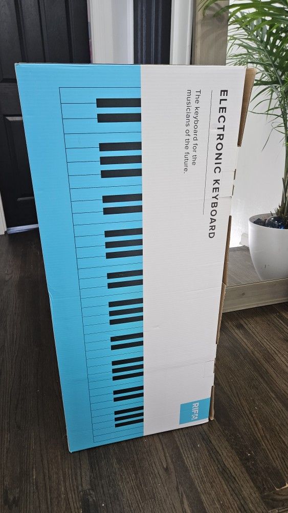 Electric Piano With Stand. New