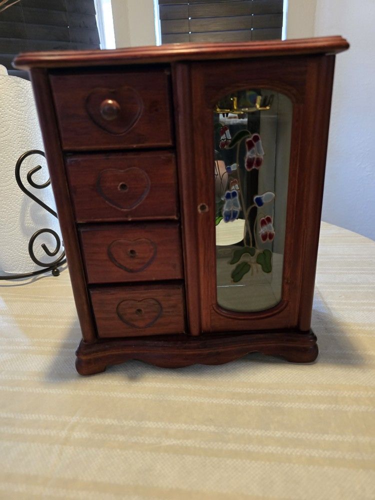 Jewelry small box 4 drawer plus 1 large glass door for necklaces, 1 drawer for rings.
Pickup East side El Paso by Lee Trevino and Pelicano
Cajita/