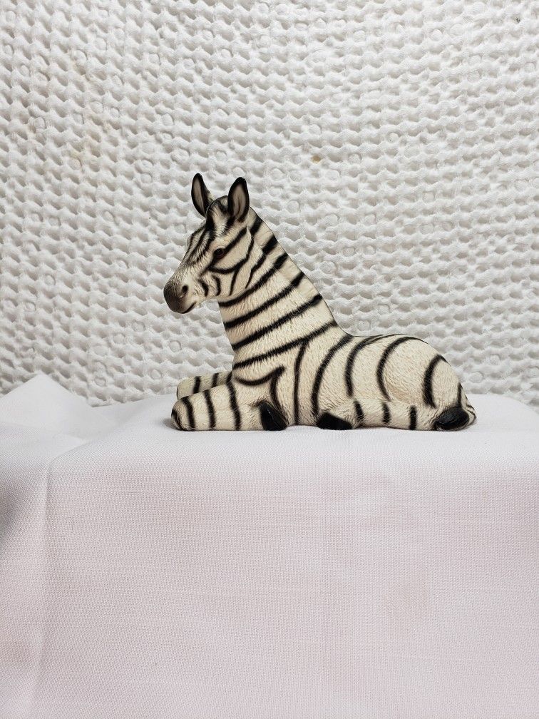 House of global art #H588B83 porcelain Zebra figurine  from Japan.  Measures 4 1/2" T X 5 3/4" L X 2 1/2" W . Good condition and smoke free home. 