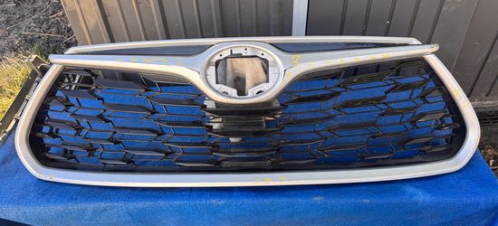 Toyota Highlander  Grille  OEM (2020-2022)