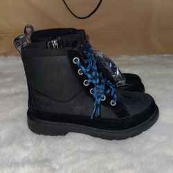 BOY UGGS SIZE 2 SPECIAL !! 