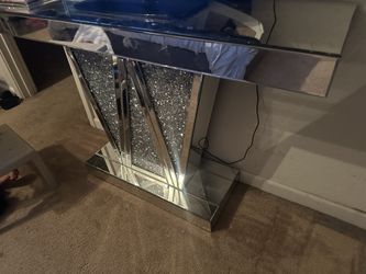 Beautiful Mirrored “w” Entry Table