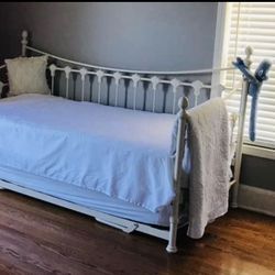 Martha Steward Day Bed
