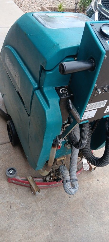 TENNANT 5280 FLOOR SCRUBBER