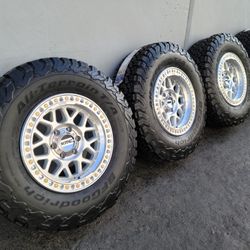17" Kmc KM549 w/ 33" Bfgoodrich KO2 tires 