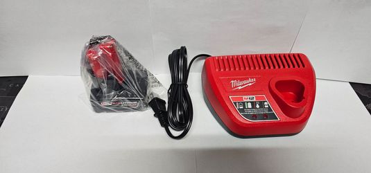 Milwaukee m12 battery 4.0 and charger, bateria de Milwaukee m12 4.0 y cargador