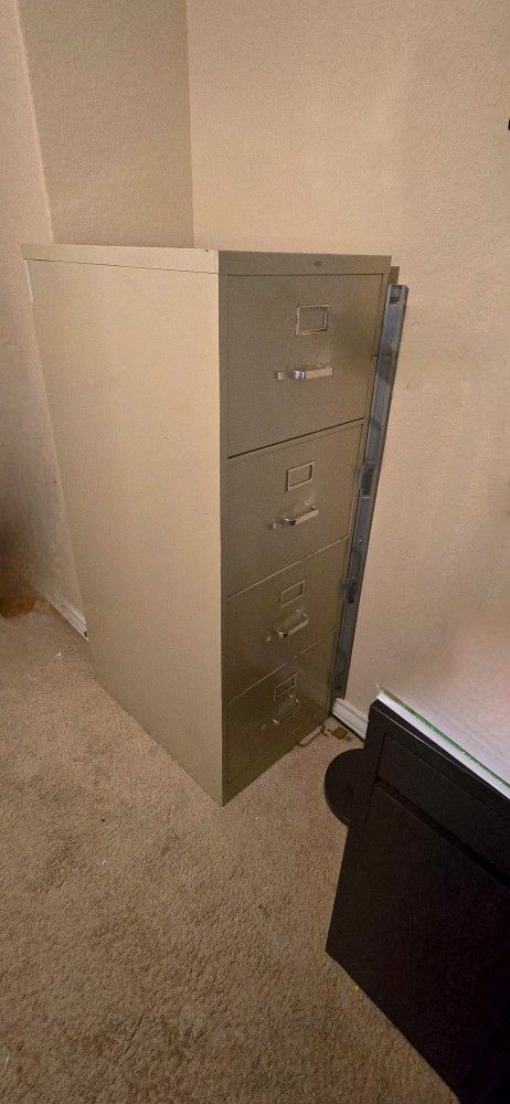 *** FILE CABINET W/KEY ***