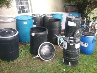 Many container ...... open tops and solid ..... plastic and metal