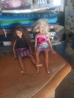 2 Barbies