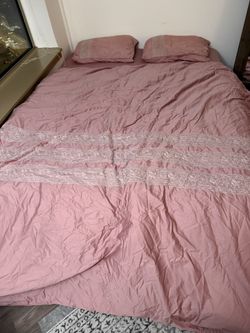 Mattress With Pillows , Bedsheets and Quilt 
